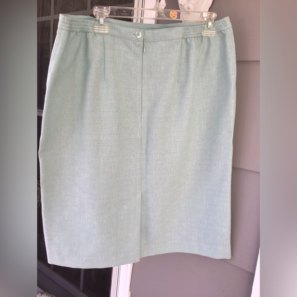 Alfred Dunner Women's Skirt aqua color 16p button zip back Waist Stretchy. NWOT - Picture 6 of 9